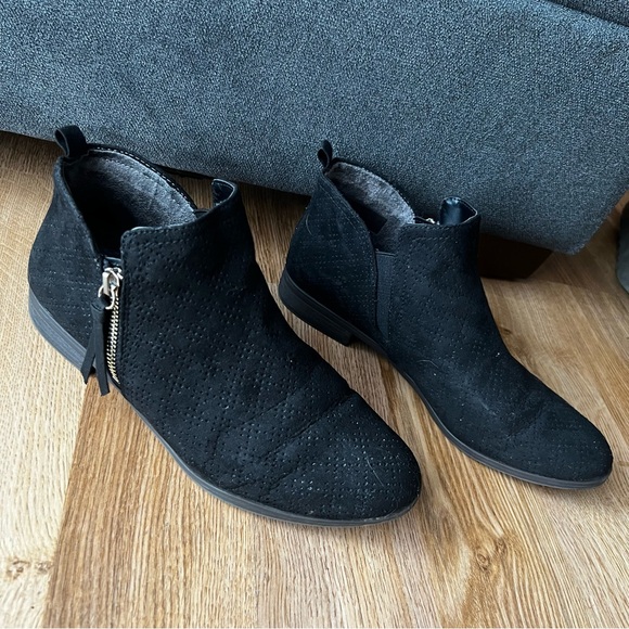 Dr. Scholl’s Shoes Black Perforated Ankle Booties
• Women’s size 8.5 W - Picture 1 of 7